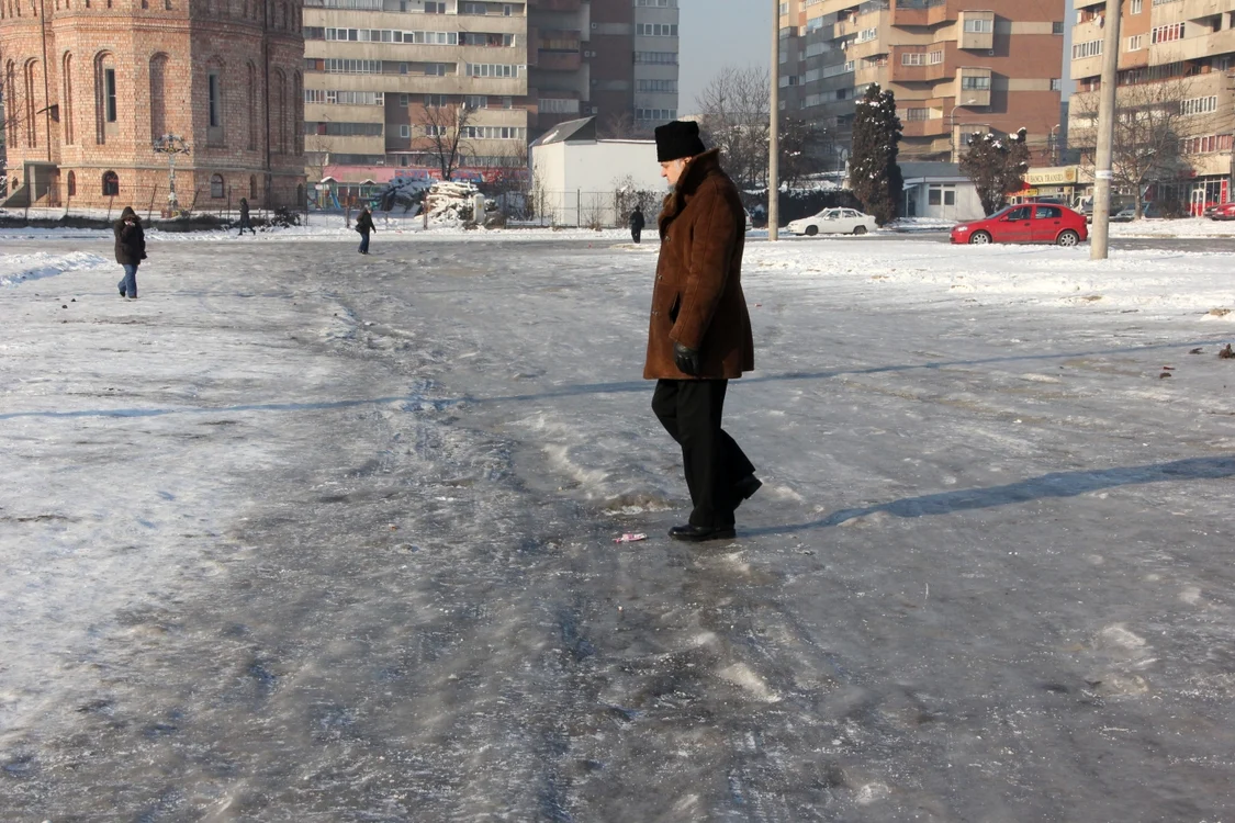 
    Din cauza vremii geroase şi a zăpezii, pe jos s-a format un strat de poleifoto: citynews.ro  