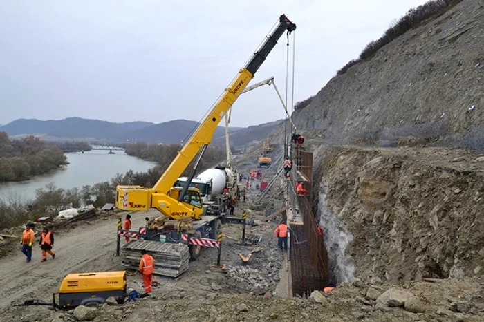 Pe Autostrada Lugoj-Deva sunt probleme cu un deal care se tot surpă. S-a excavat la el timp de doi ani 