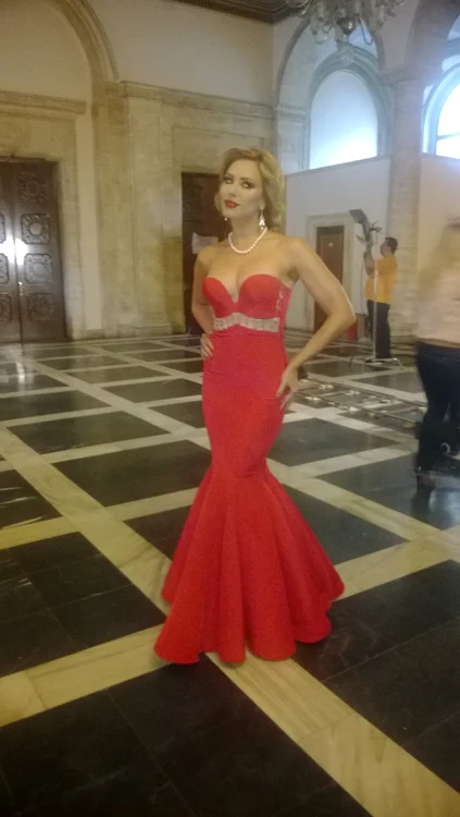
    Iulia Vântur a îmbrăcat o rochie roșie tip sirenă, pentru majoritatea cadrelor din videoclipfoto: Gheorghe Chelu  