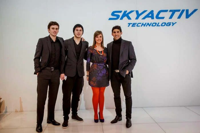 Alibec, al doilea din stânga, alături de doi colegi şi o reprezentantă de la Mazda