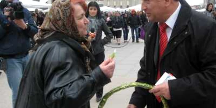 Doamnele au primit mărţişoare de la prrimar