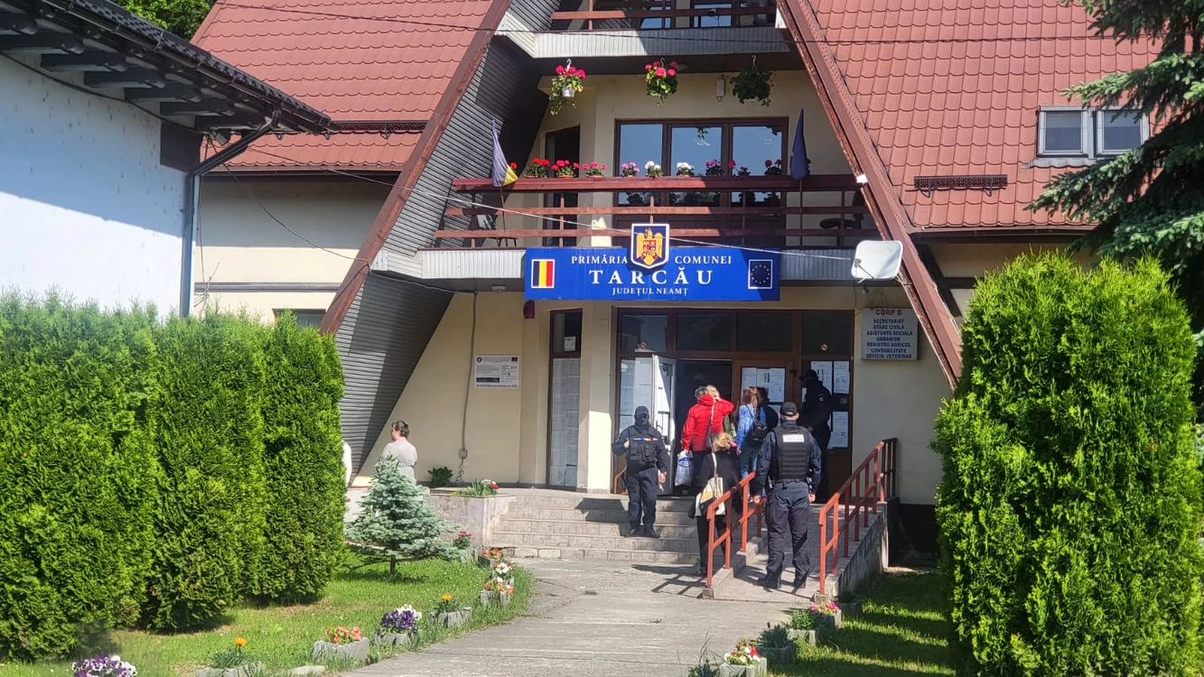Descinderi au avut loc și la sediul Primăriei Tarcău FOTO Neamț 365