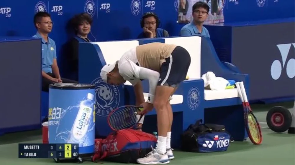 Unui jucător de tenis i-a sunat telefonul în timpul unei finale de turneu ATP. Incidentul i-a purtat noroc la final