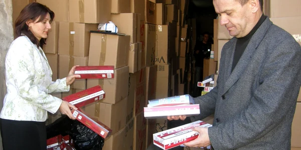 Ţigările confiscate ocupă un garaj întreg al Poliţiei Braşov, Foto: Paula Ciotloş