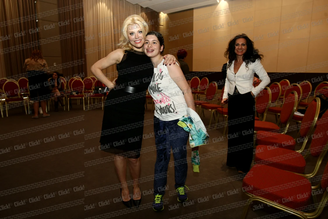 Loredana Groza, fiica ei Elena Buncea şi Lucia Ciobotaru, profesoara şcolii de muzică WonderStudio. FOTO: Dorin Constanda