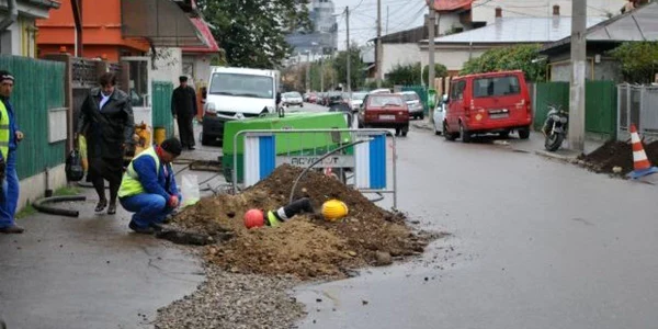 Nu o dată, în urma intervențiilor celor doi operatori, au rămas gropi. Arhivă Adevărul Ploiești