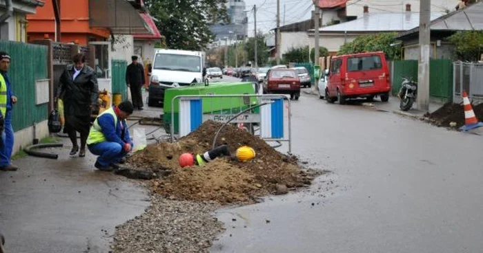 Nu o dată, în urma intervențiilor celor doi operatori, au rămas gropi. Arhivă Adevărul Ploiești