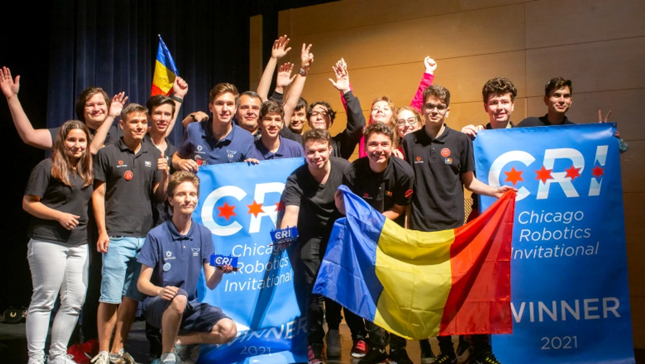 
    Aceștia sunt elevii de liceu care au adus în România medalia de aur de la Campionatul Internațional de RoboticăFoto: Facebook  