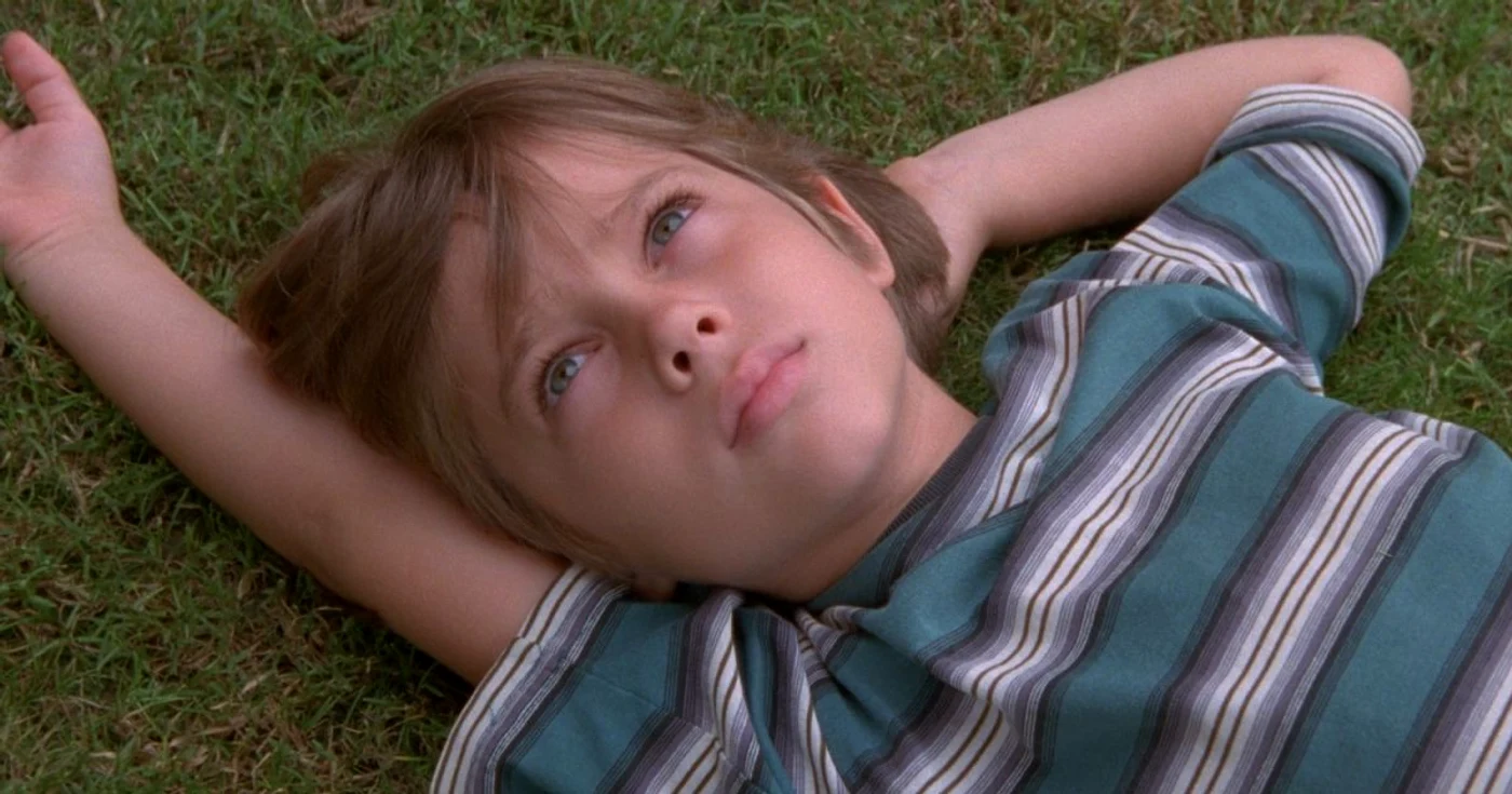 Ellar Coltrane, în rolul lui Mason,
conturează „o fotografie panoramică“ a adolescenţei pe o
durată de 12 ani FOTO cinemagia.ro