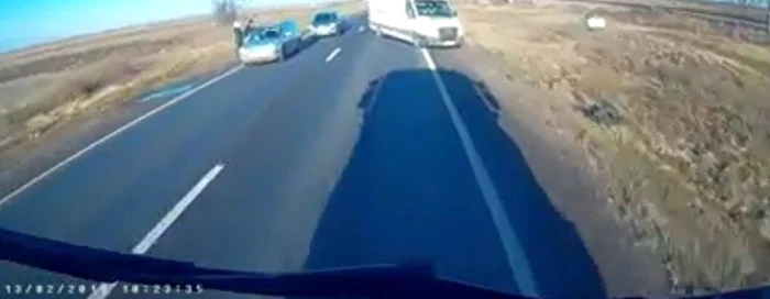 Imagine din timpul incidentului rutier de pe DN25 FOTO captură video