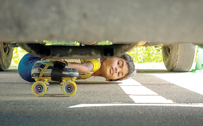 Devisri Prasad se ghemuieşte până la înălţimea de 17,78 centimetri