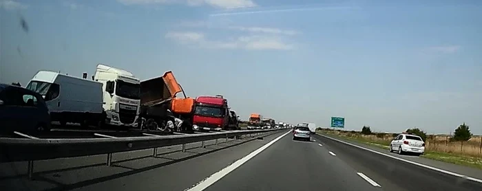 Coliziune pe A1 între patru vehicule de mare tonaj. FOTO. Facebook