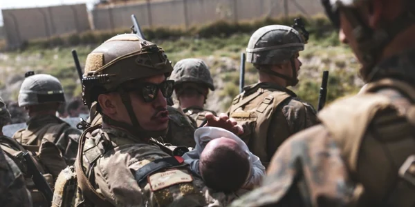 soldatii americani ingrijesc copii afgani abandonati pe aeroport foto twitter Departamentul Apărării al SUA 