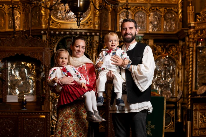 Maria Alexandra și Mihai zâmbesc fericiți în brațele părinților lor. FOTO: pagina oficială