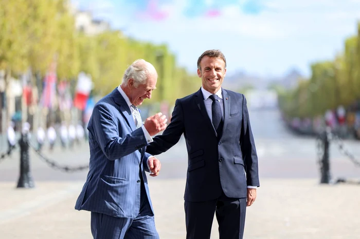 Preşedintele Emmanuel Macron a încălcat protocolul, atingându-l pe Regele Charles. FOTO: Profimedia