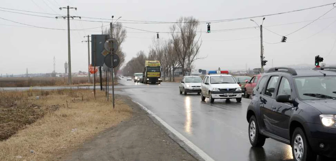 Peste drumul naţional va fi realizată o pasarelă, pentru defluidizarea traficului rutier Foto: Alex Policală