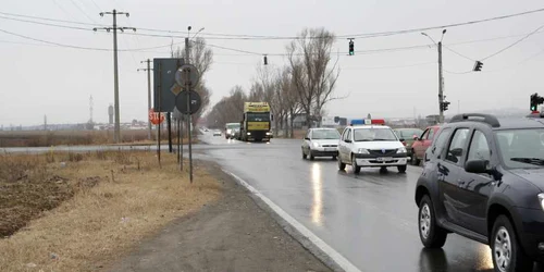 Peste drumul naţional va fi realizată o pasarelă, pentru defluidizarea traficului rutier Foto: Alex Policală