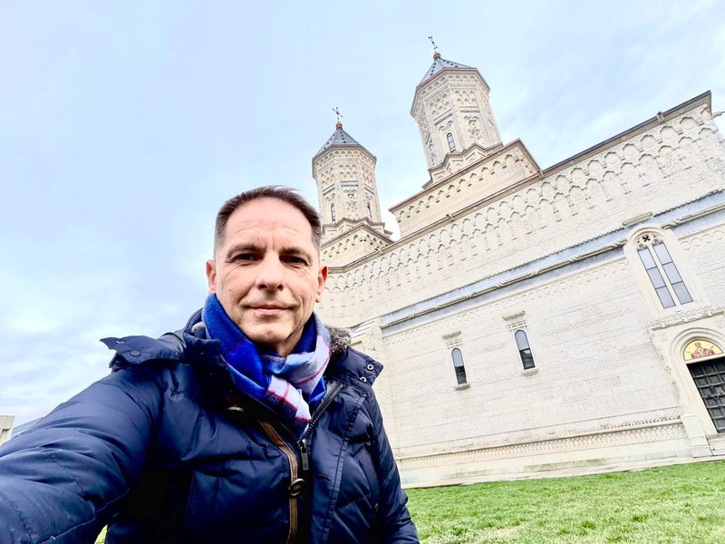 Dan Negru, mesaj către părinții care urmează trendurile „cool”: „Doar peștii morți sunt duși de val. Mergeți întotdeauna contra curentului”