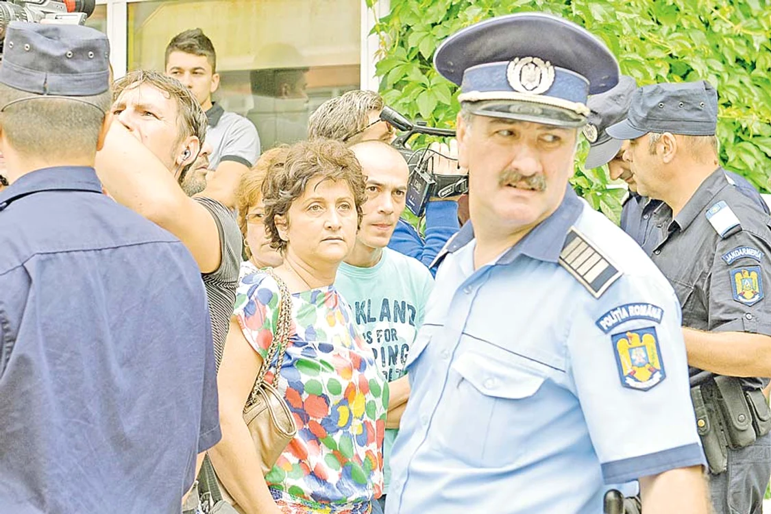 Copiii au ieşit din liceu  după ce au stat mai multe ore  sub supravegherea poliţiştilor (FOTOGRAFII: DORIN CONSTANDA, mediafax)