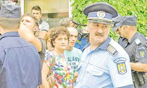Copiii au ieşit din liceu  după ce au stat mai multe ore  sub supravegherea poliţiştilor (FOTOGRAFII: DORIN CONSTANDA, mediafax) jpeg