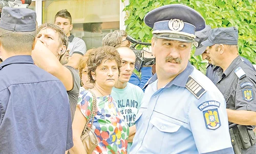 Copiii au ieşit din liceu  după ce au stat mai multe ore  sub supravegherea poliţiştilor (FOTOGRAFII: DORIN CONSTANDA, mediafax) jpeg