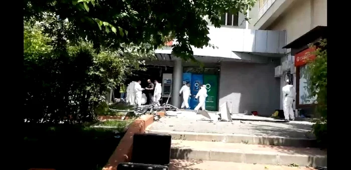 Un bancomat de pe bulevardul Theodor Pallady a fost aruncat în aerfoto: Click!