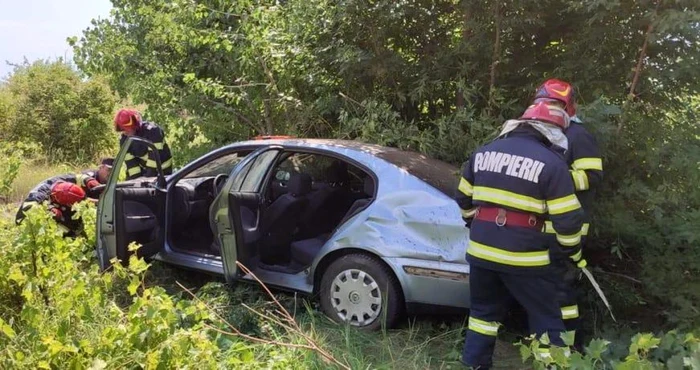 Maşina în care se aflau cele trei persoane s-a răsturnat în afara părţii carosabile FOTO ISU Ialomiţa