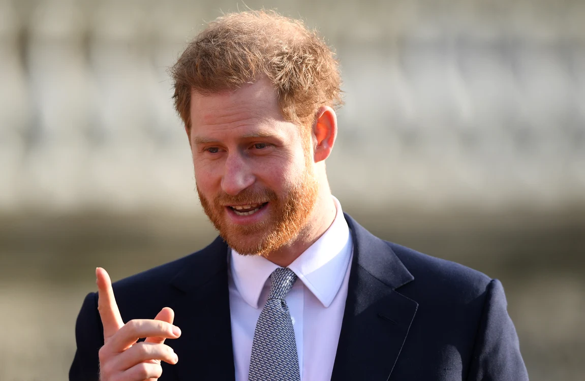 Prințul Harry este acuzat că a mințit în privința legăturii sale cu regina Sursă foto: [rofimedia