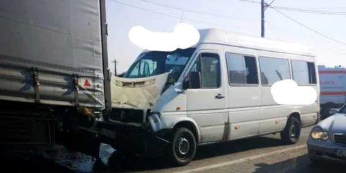 Accident pe DN64 Tătărani - Băbeni în Vâlcea un microbuz cu persoane a intrat într-un TIR Foto Adevărul