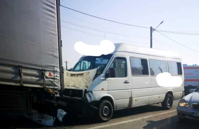 Accident pe DN 64, la Tătărani - Băbeni, în Vâlcea, un microbuz cu persoane a intrat într-un TIR Foto Adevărul