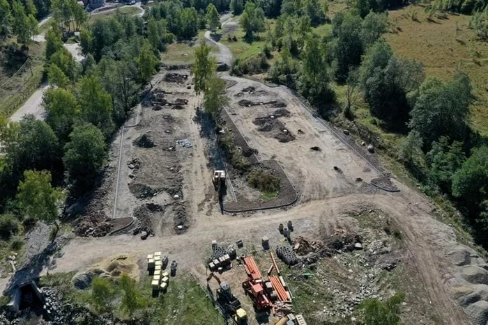 Parcare în şantier, la poalel staţiunii Straja. Foto: CJ Hunedoara.