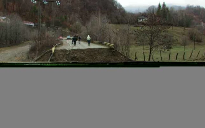 Autorităţile speră să refacă legătura până duminică FOTO Iulian Bunilă