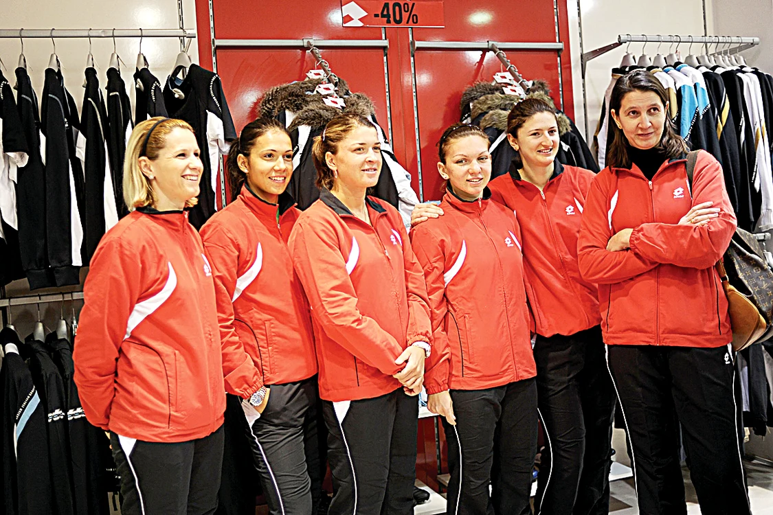 Simona alături de colegele sale în 2010, anul debutului la Fed Cup
