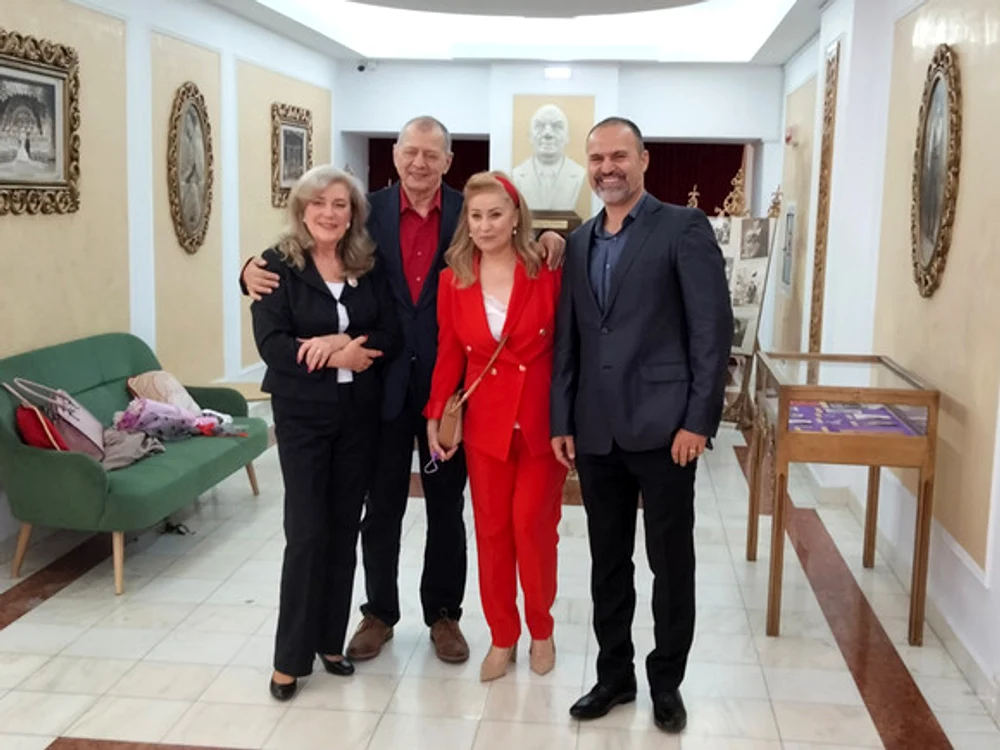 
    Anca Ţurcaşiu, apariţie sexy la 51 de ani  