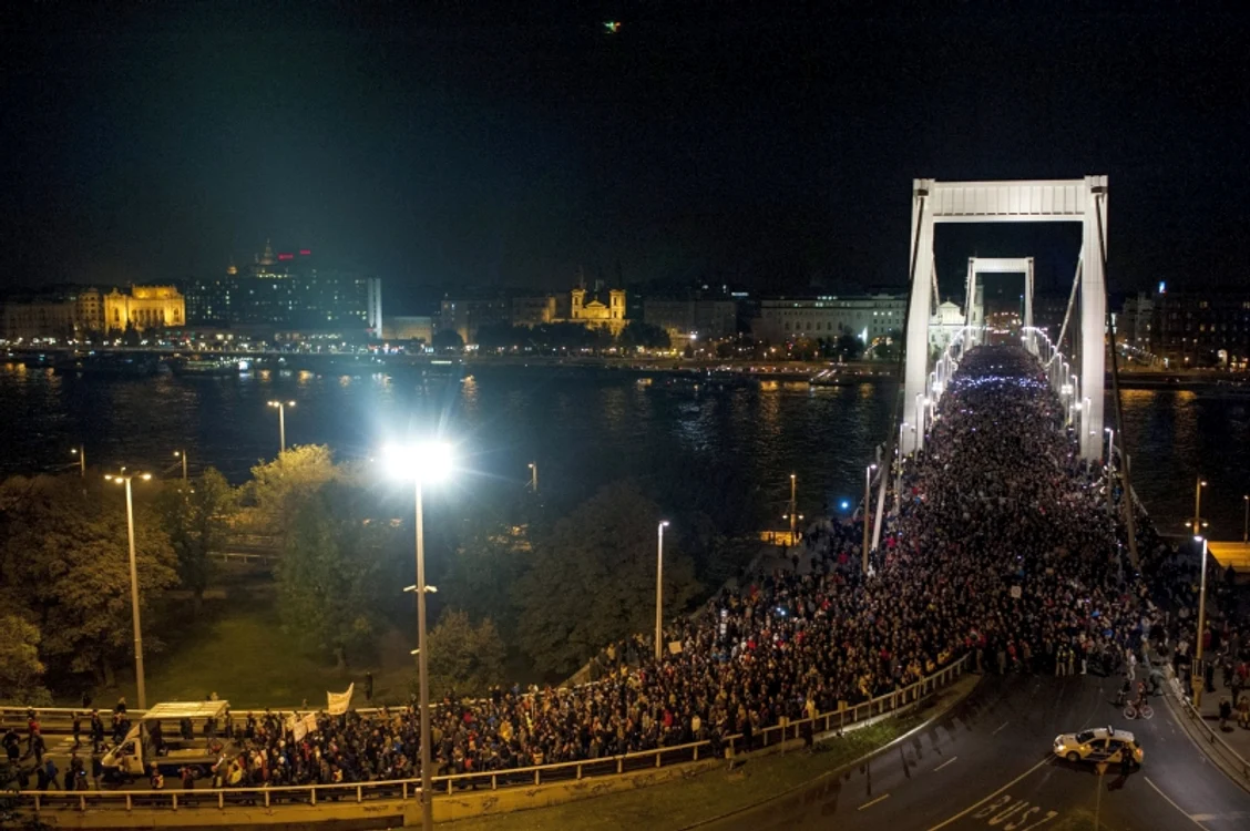 
    Oamenii au ieşit în stradă în capitala UngarieiFoto: AP  