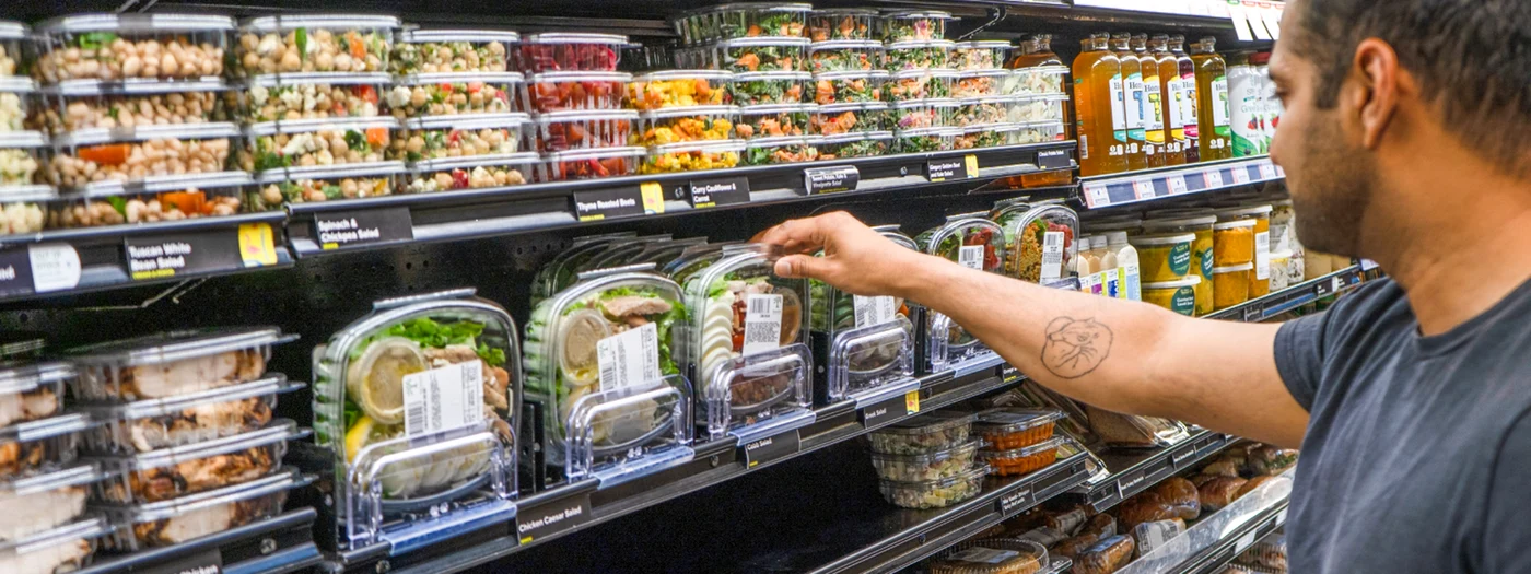 Standul cu salate gata de consum într-un supermarket Foto Seward Community Co-op