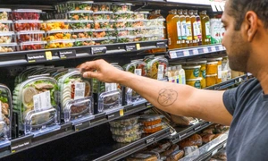 Salate gata de consum în supermarket Foto Seward Community Co op jpg