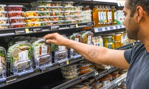 Salate gata de consum în supermarket Foto Seward Community Co op jpg
