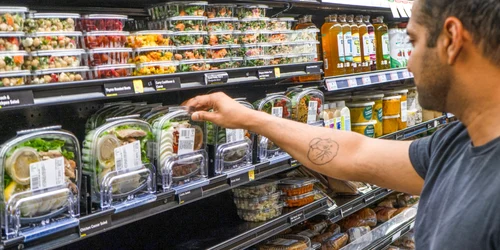 Salate gata de consum în supermarket Foto Seward Community Co op jpg