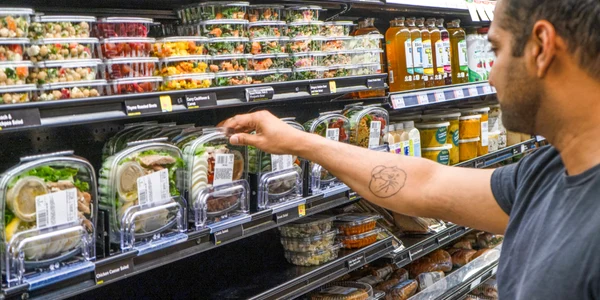 Salate gata de consum în supermarket Foto Seward Community Co op jpg