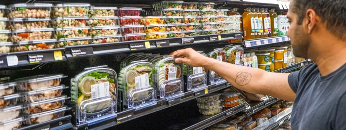 Standul cu salate gata de consum într-un supermarket Foto Seward Community Co-op