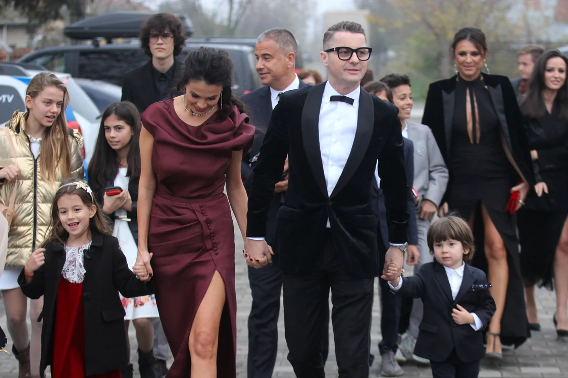
    Anca Serea a purtat o rochie cu crăpătură pe picior Foto: Mihai Ionescu  