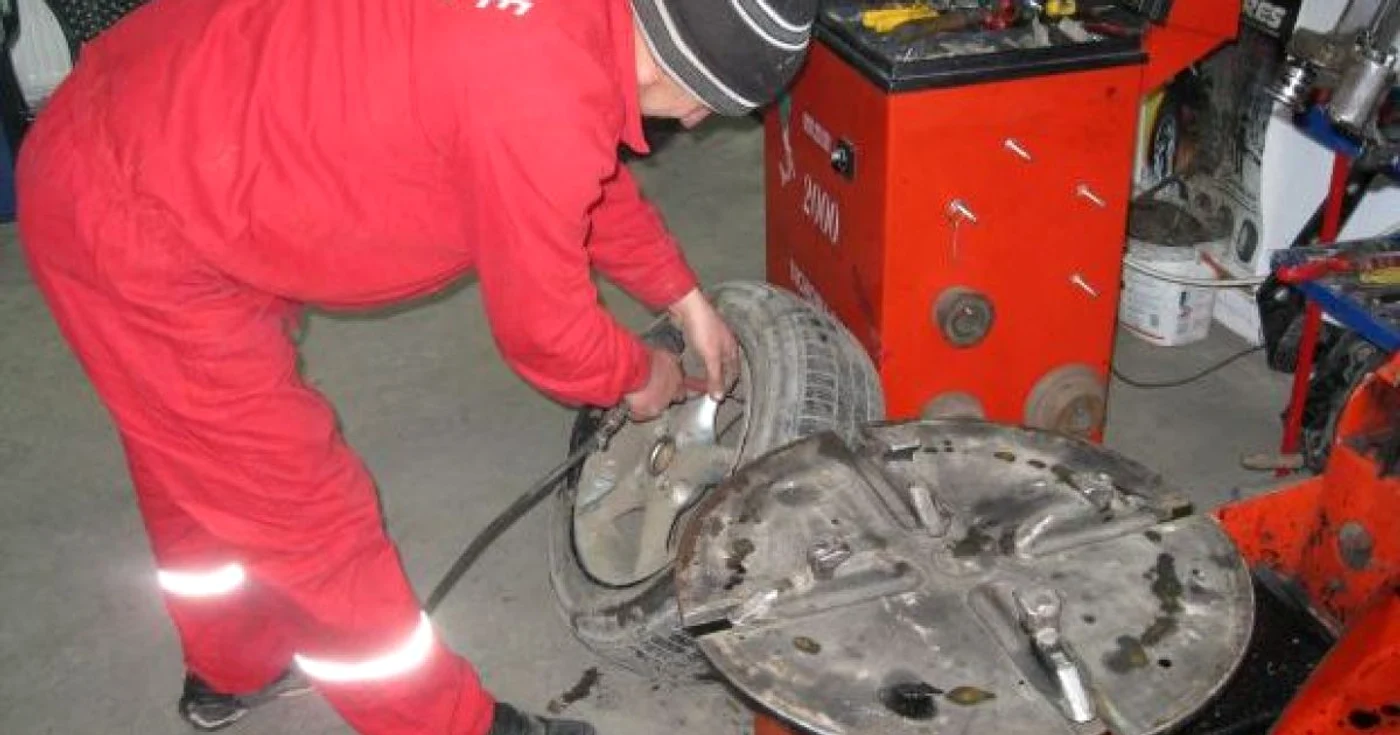Angajaţii service-urilor auto au mult de lucru în această perioadă