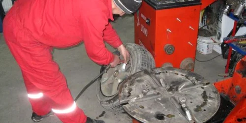 Angajaţii service-urilor auto au mult de lucru în această perioadă