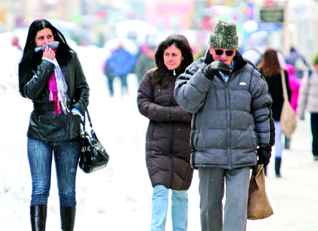 
    Oamenii au încercat să se protejeze de frig cu îmbrăcăminte groasă  