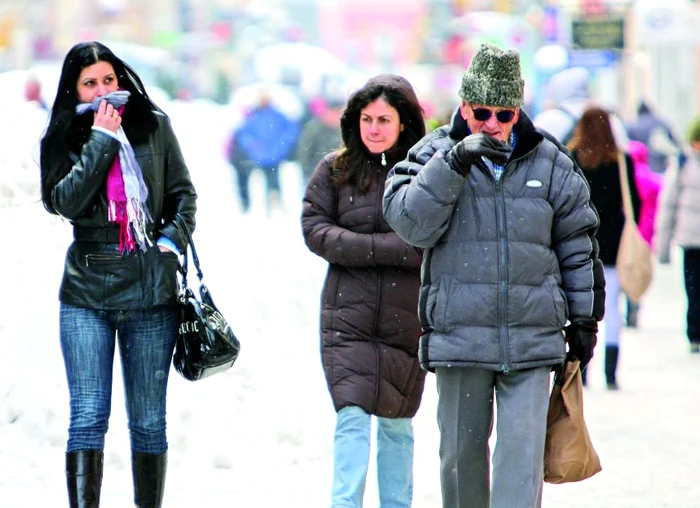 Oamenii au încercat să se protejeze de frig cu îmbrăcăminte groasă