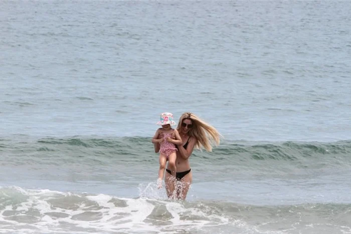 Misty și Arya s-au bălăcit în apa caldă a mării Sursă foto: Blitz!