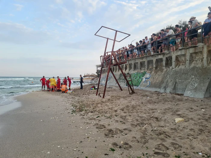 Medicii se luptă să îi salveze viața turistului scos din mare la Costinești FOTO Antonia Ispas