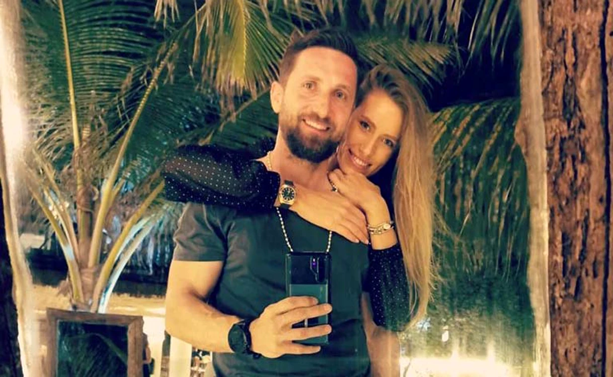 Dani Oţil şi Gabriela Prisăcariu îşi oficializează relaţia după un an de iubire.Gabriela e tare mândră de inelul de logodnă