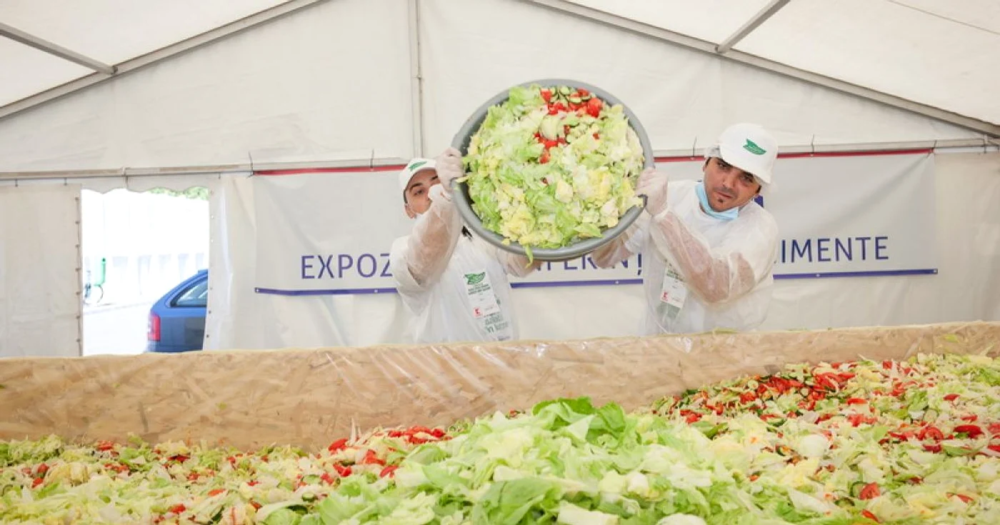 Pentru prepararea salatei au fost folosite 23 de tone de legume. FOTO Exporom